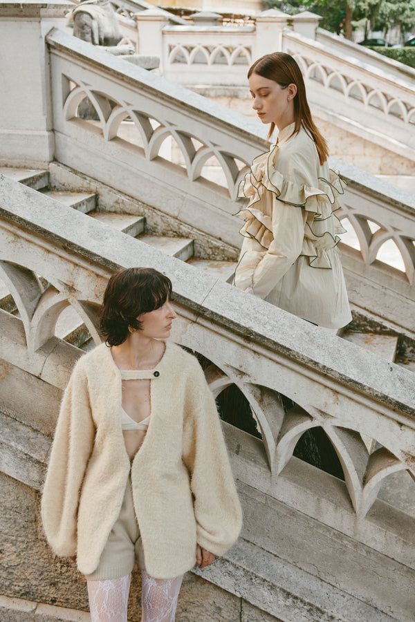 FEELING FRILLS BLOUSE