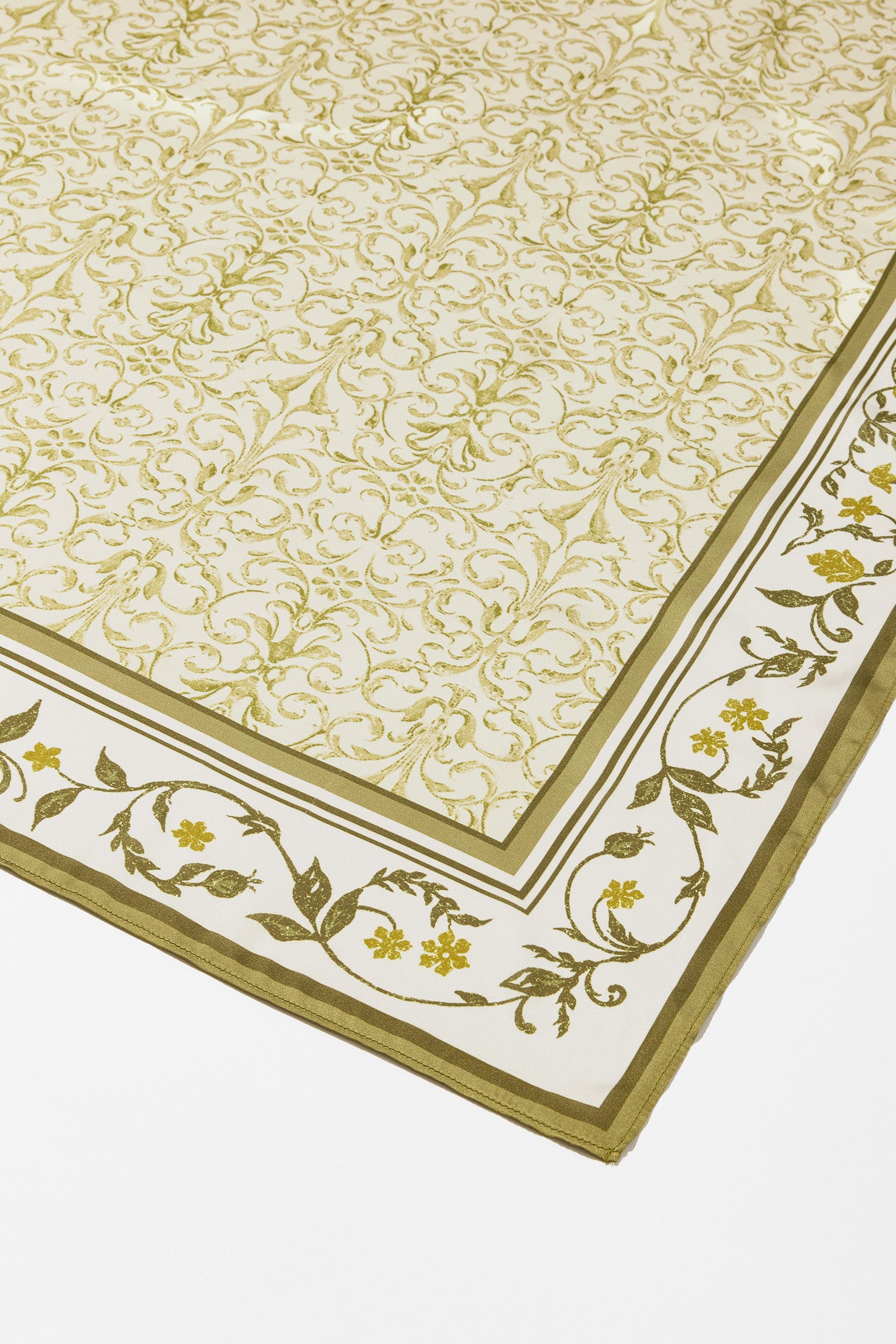 Èaphi エフィ INDIA PATTERN SATIN SCARF INDIA PATTERN SATIN SCARF