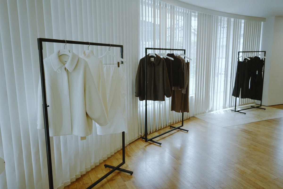 窓から光が入る室内に並ぶÈaphiの衣服。