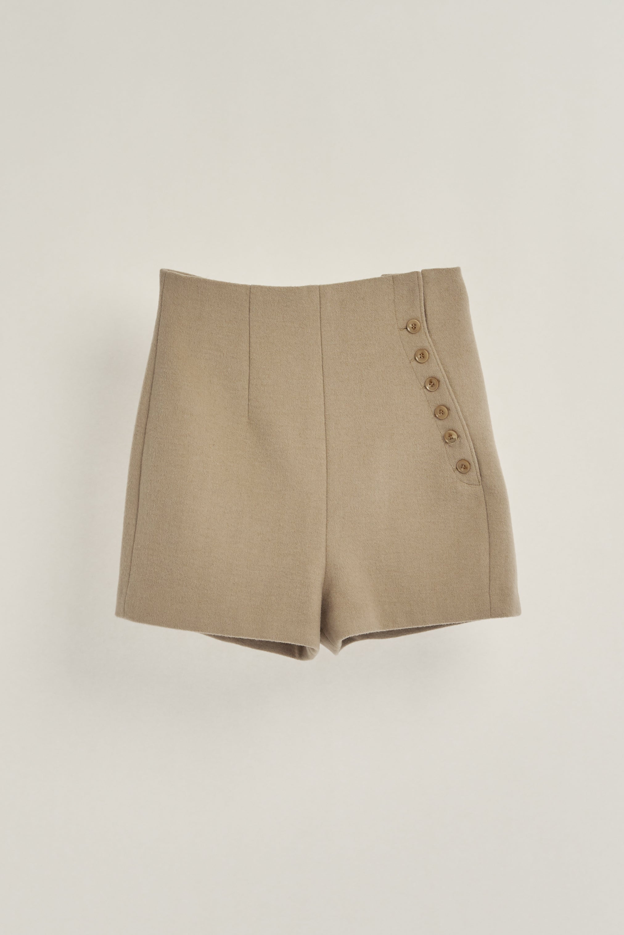 slanting button short pants ベージュショートパンツエフィ