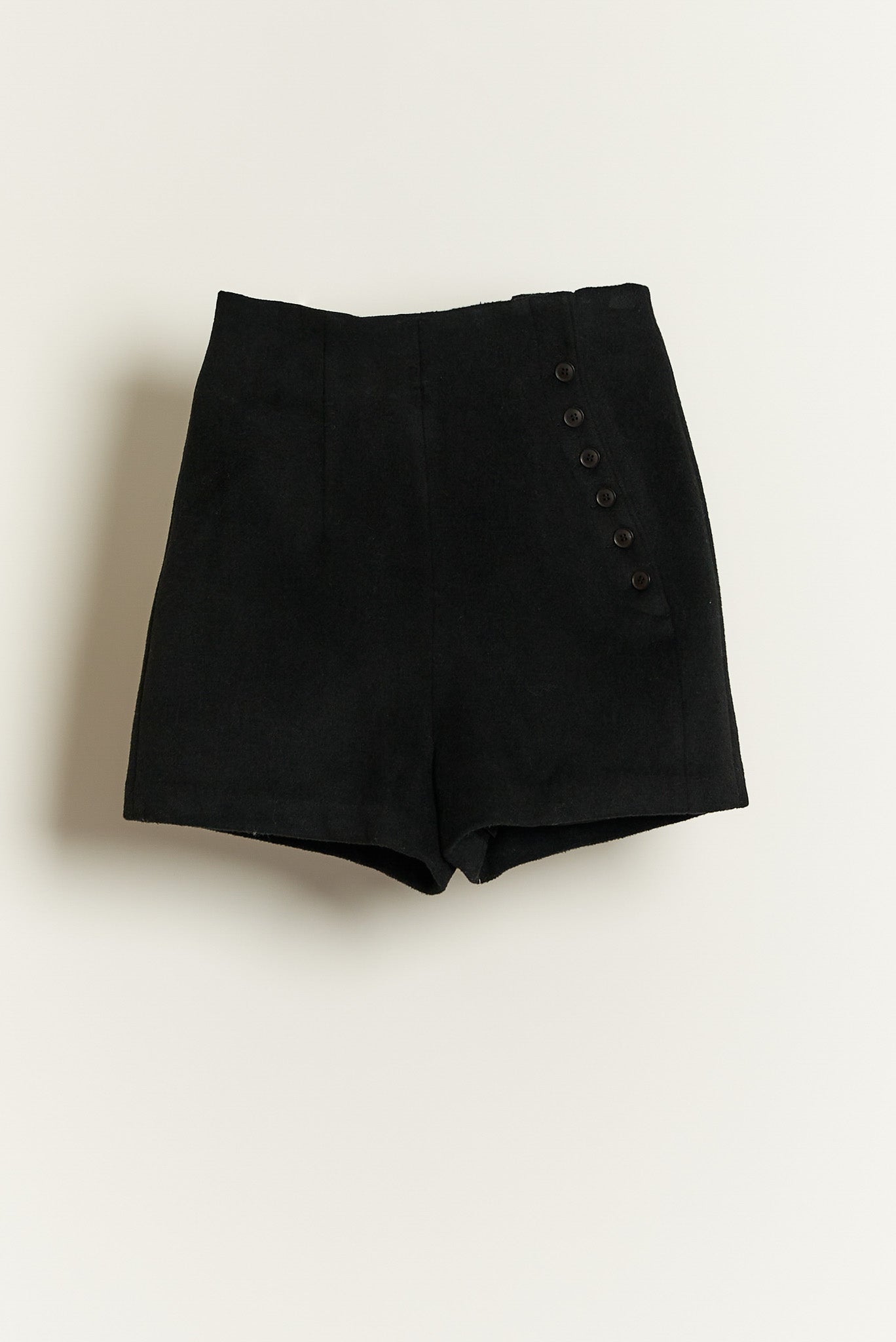 slanting button short pants