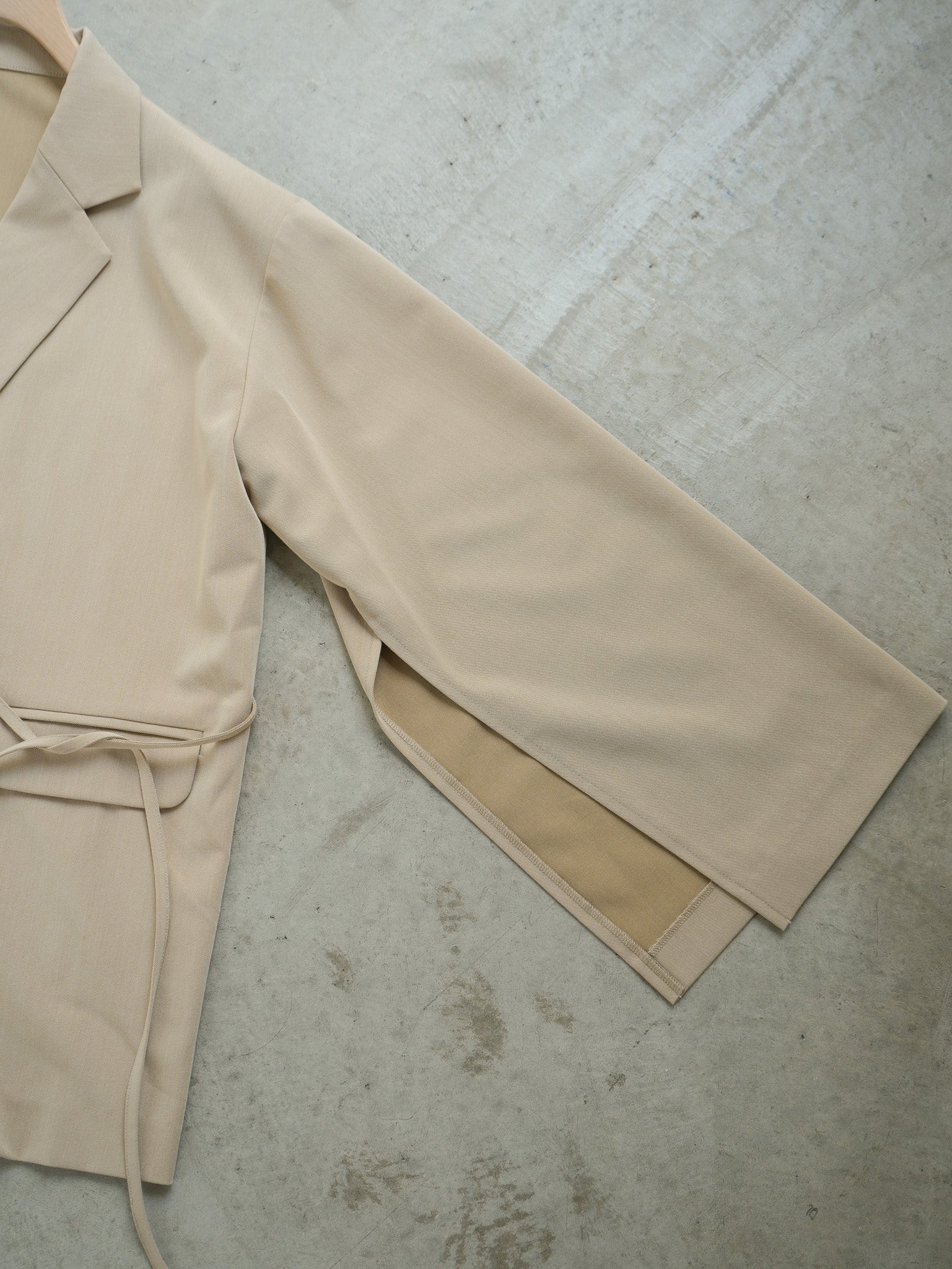 eaphi waist rope slit jacket beige