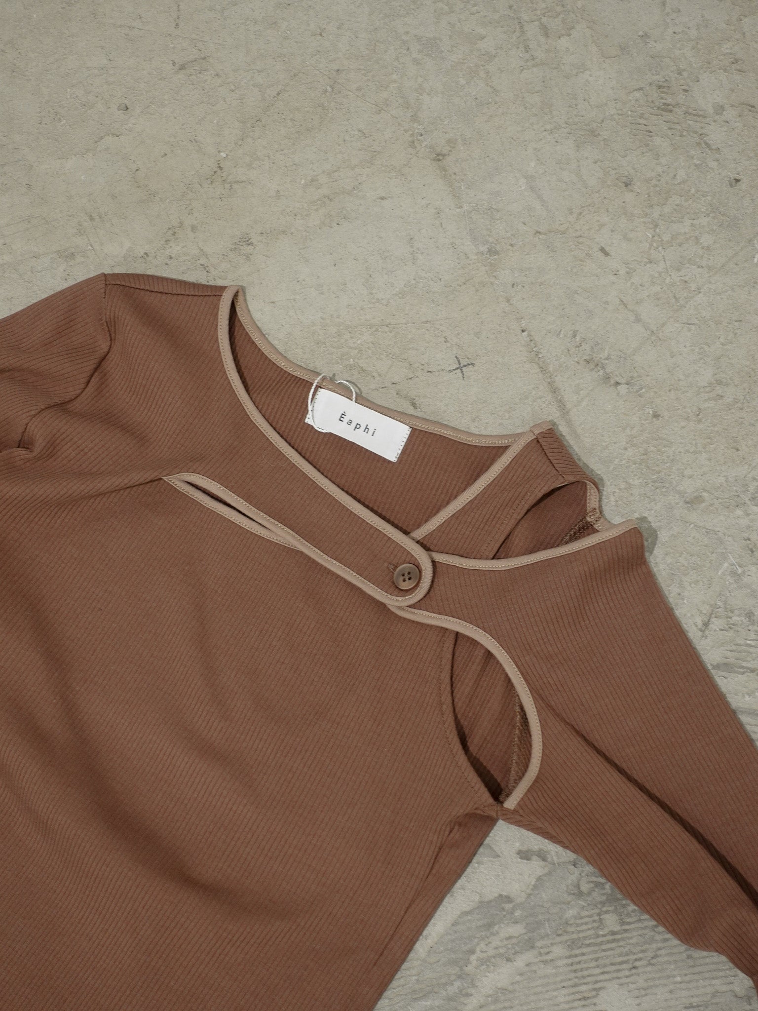 【23SS】asymmetry front hole tops