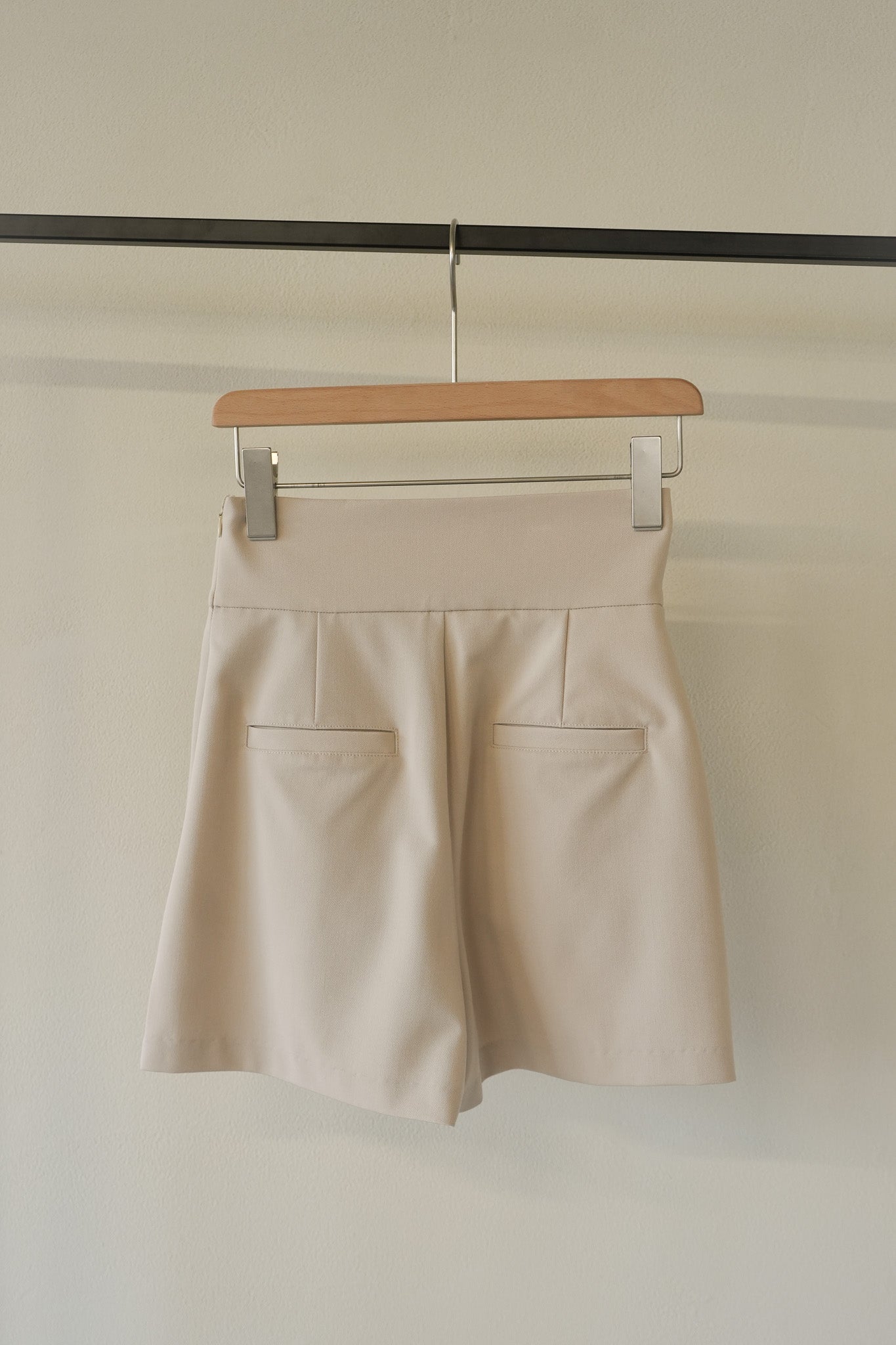 basic high-waist short pants