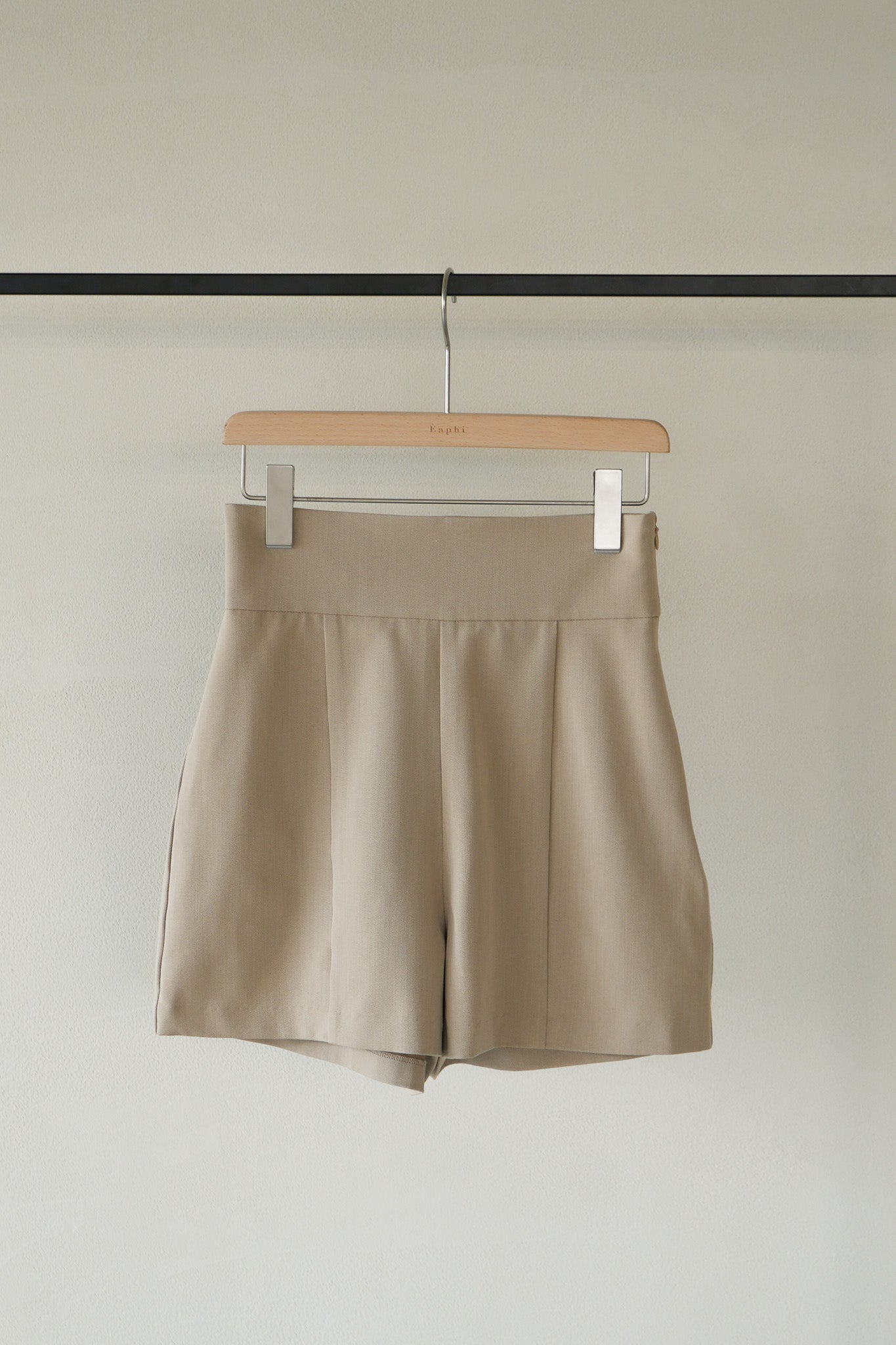 basic high-waist short pants